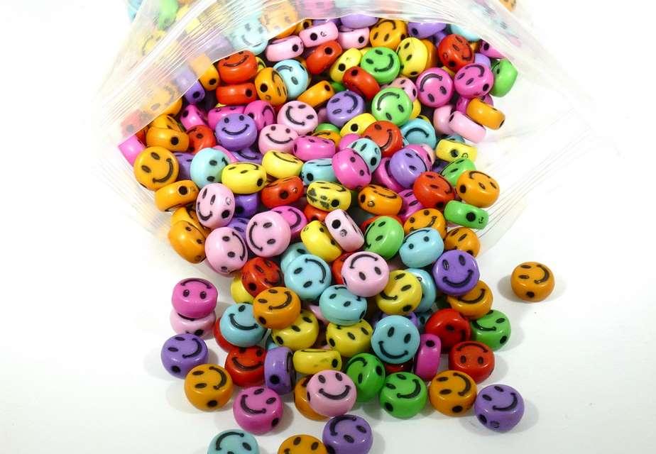 חרוז סמיילי צבעוני 6 ממ, פלסטיק