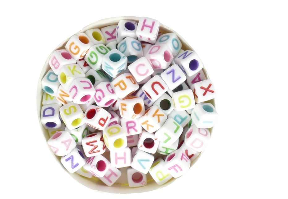 חרוזי אותיות מרובעים לבן צבעוני