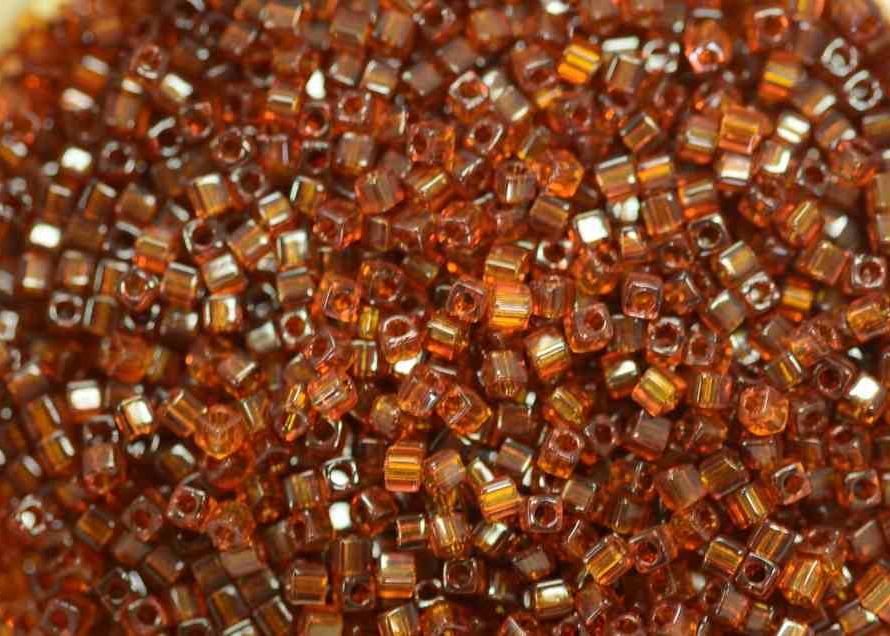 חרוזים יפנים קוביות 1.8 ממ צבע 134